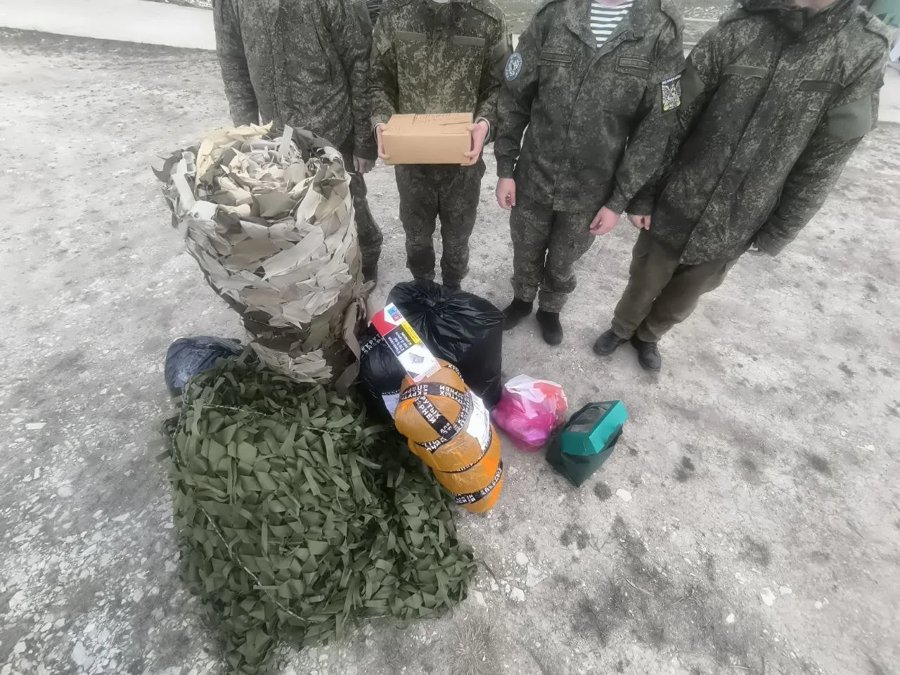 Нашим Ангелам в камуфляже - парням ПВО завезли 6 сетей маскировочных, пирожков и всяких...