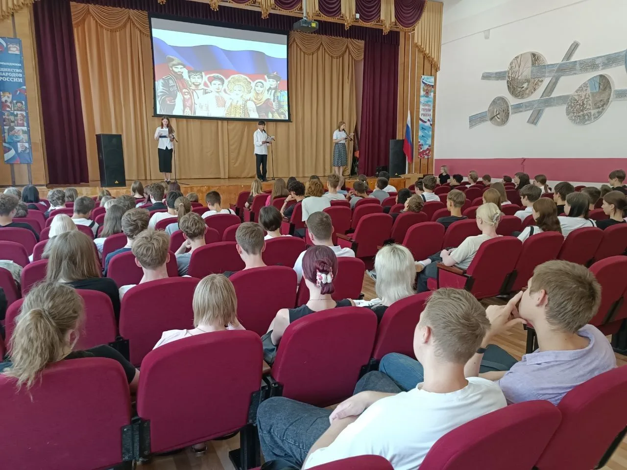 🇷🇺 Сегодня в Бронницком колледже прошло торжественное мероприятие, посвященное Дню России. 

🤝 Ве