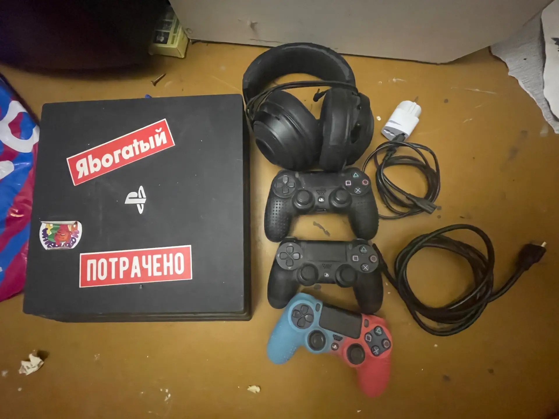 Продам игровую консоль ps4 pro , большой комплект, все работает, проблем нет с ней , пи...