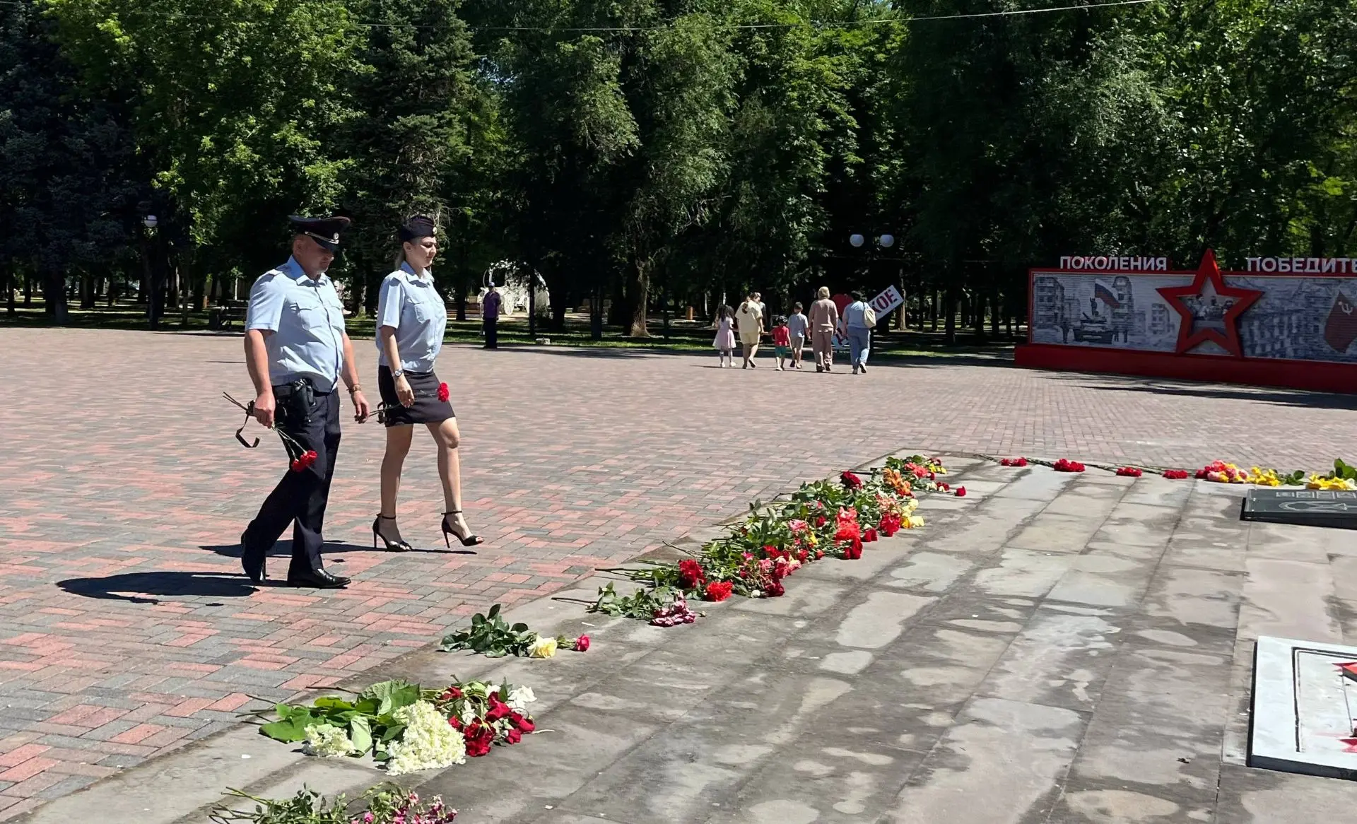 Почтили память павших героев

В День памяти и скорби сотрудники Отдела МВД «Труновский» возложили цв