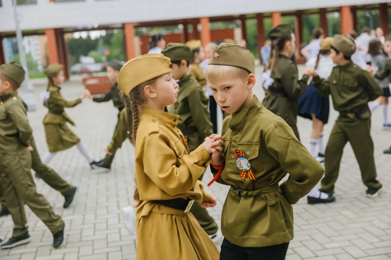 Друзья! Вчера ученики нашей Школы, директор Ирина Николаевна Марутина и ветераны Великой Отечественн