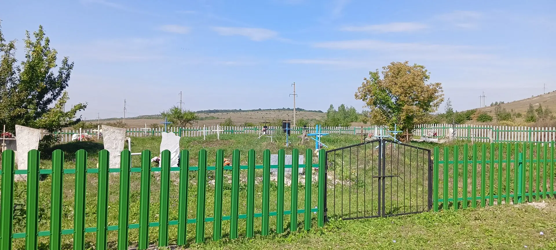 Подрядчиком завершены работы по замене ограждения на кладбище в с. Верхние Марки. В бли...