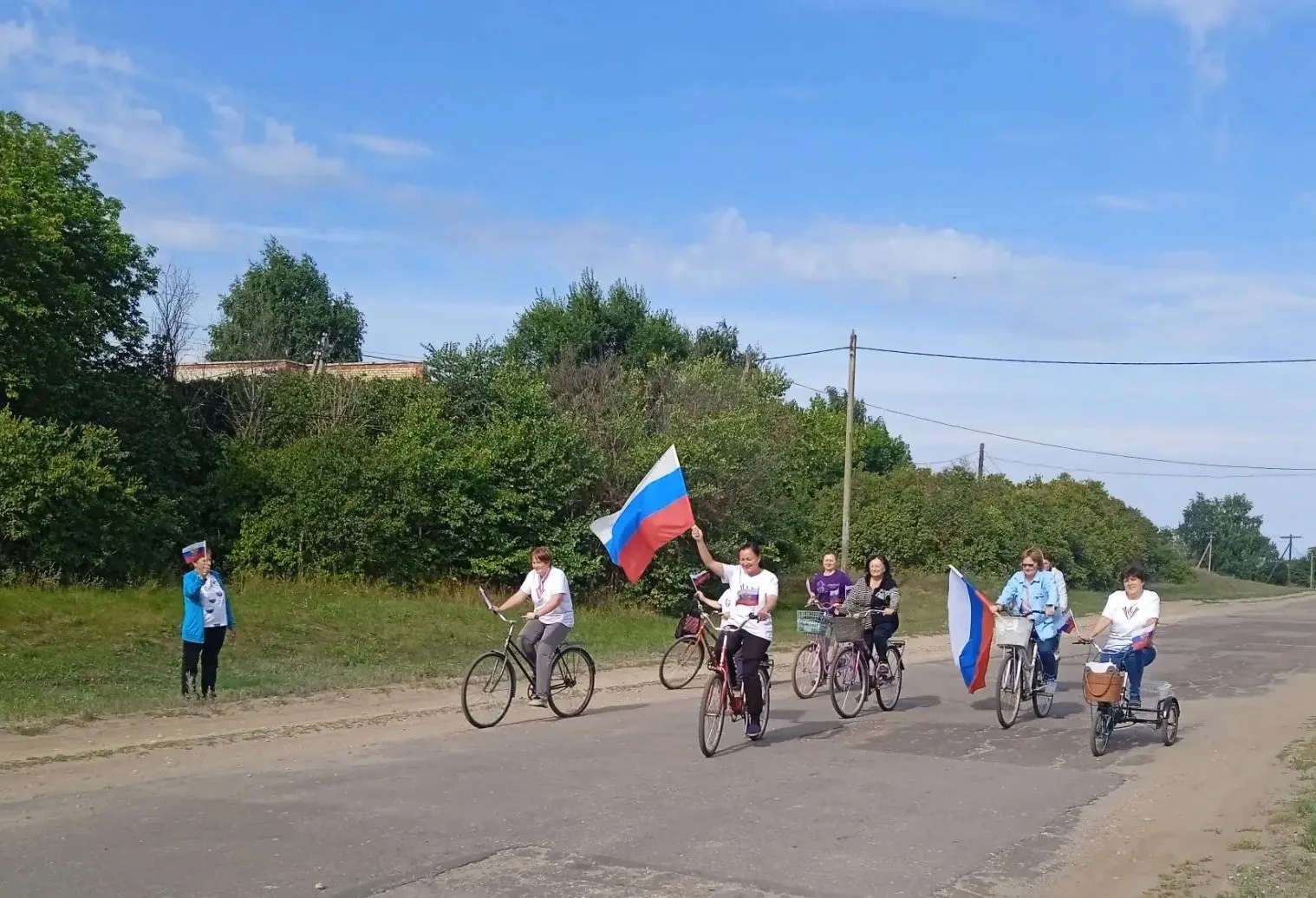 🇷🇺 С ветерком и гордостью: сотрудники Лысогорского центра приняли участие в патриотич...