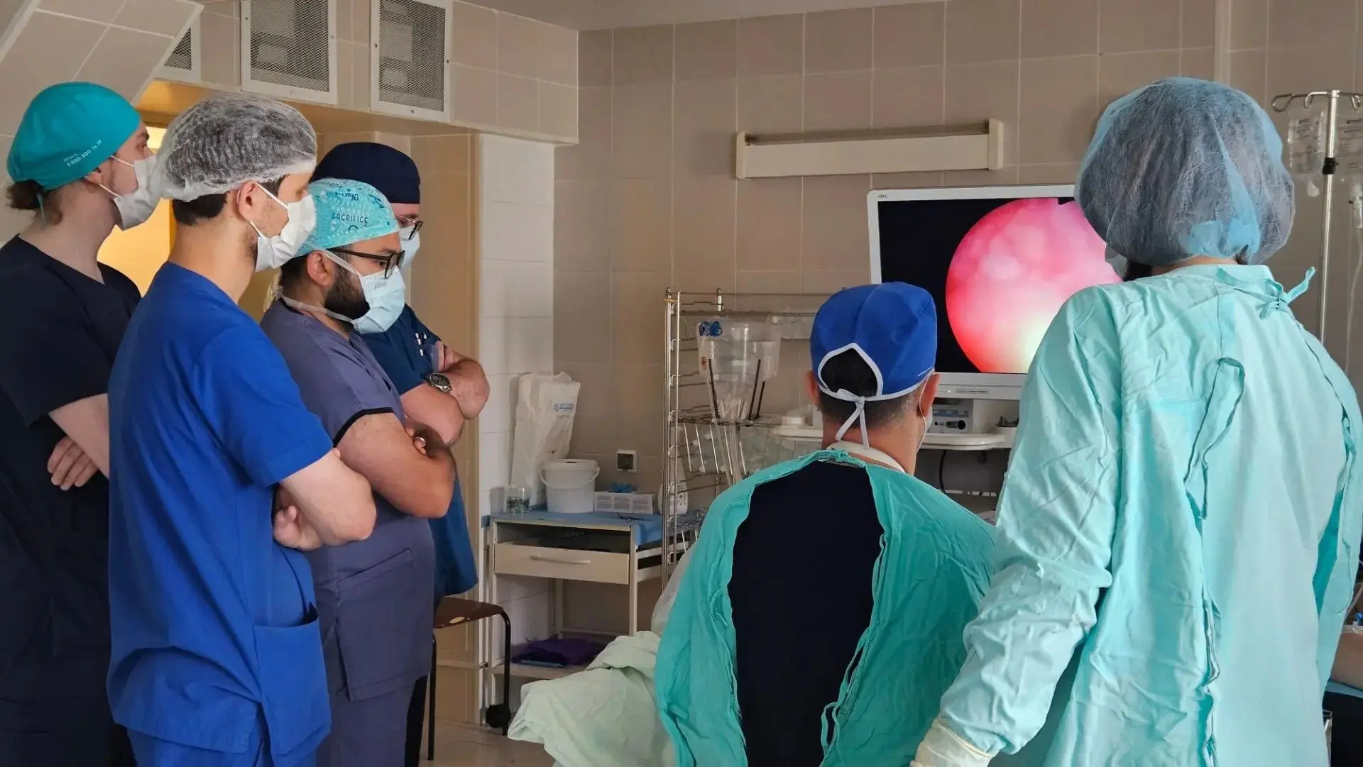 🏥 Без разрезов и долгой госпитализации: мурманские хирурги совершенствуют лечение аденомы простаты 