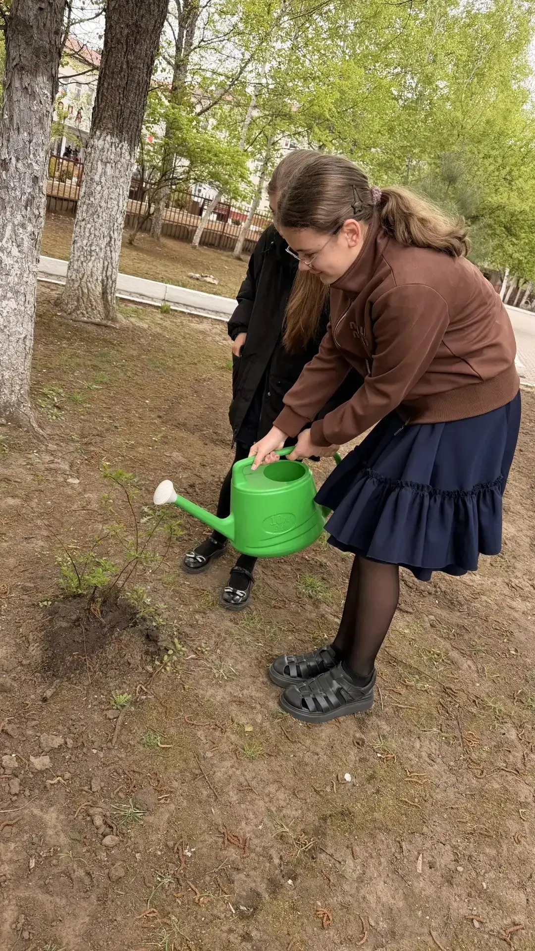 Наш вклад в зелёное будущее! 🌿 В честь Дня Экологии – озеленяем школьную территорию! Сегодня, в чест