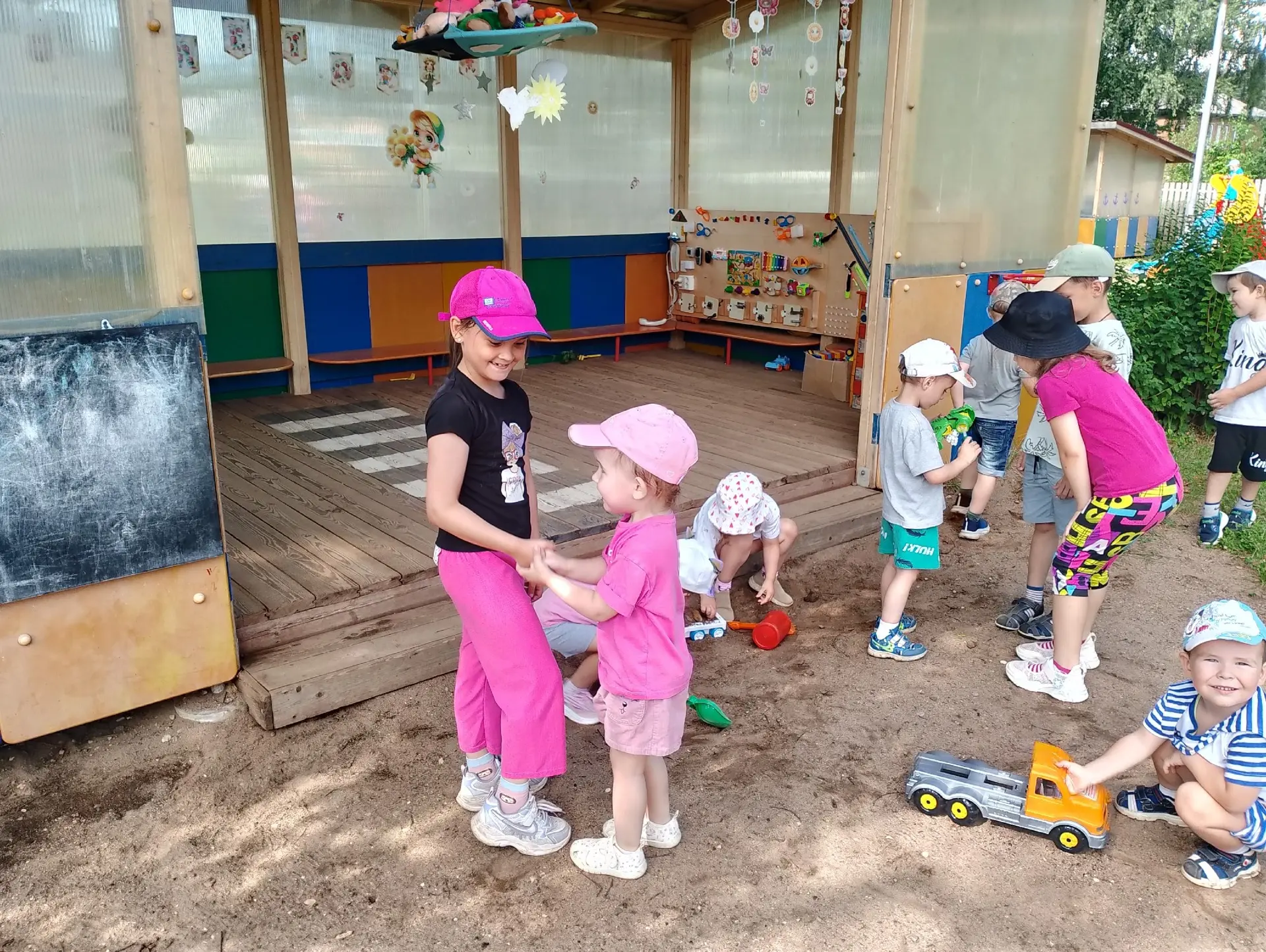 ☀️ Лето — время добрых дел! ☀️

В жаркие летние деньки наши старшие ребята стали настоящими волонтёр