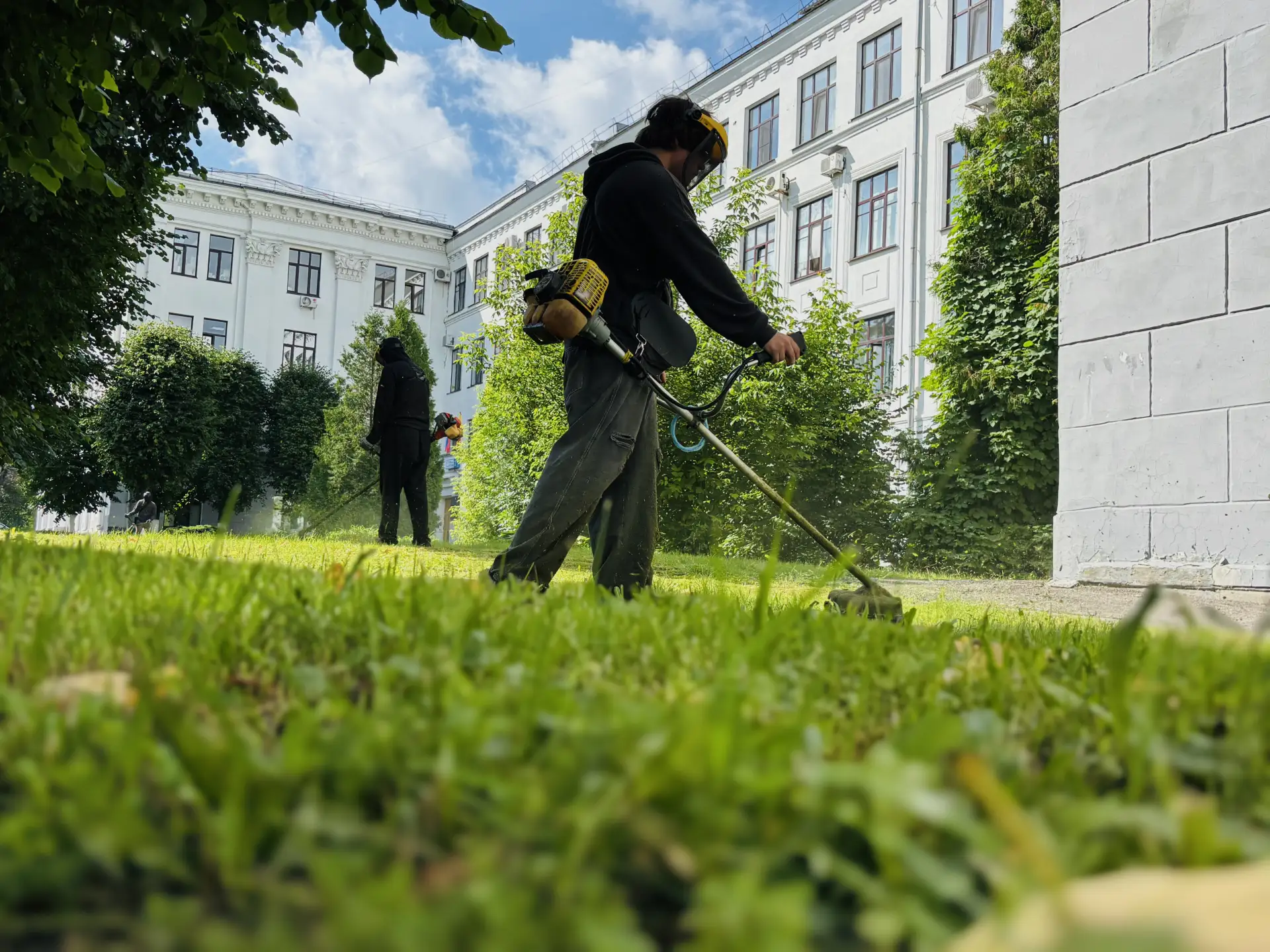 🌿   Сегодня, 23 июня, сотрудники «Зеленстрой» продолжают активную работу по благоустро...