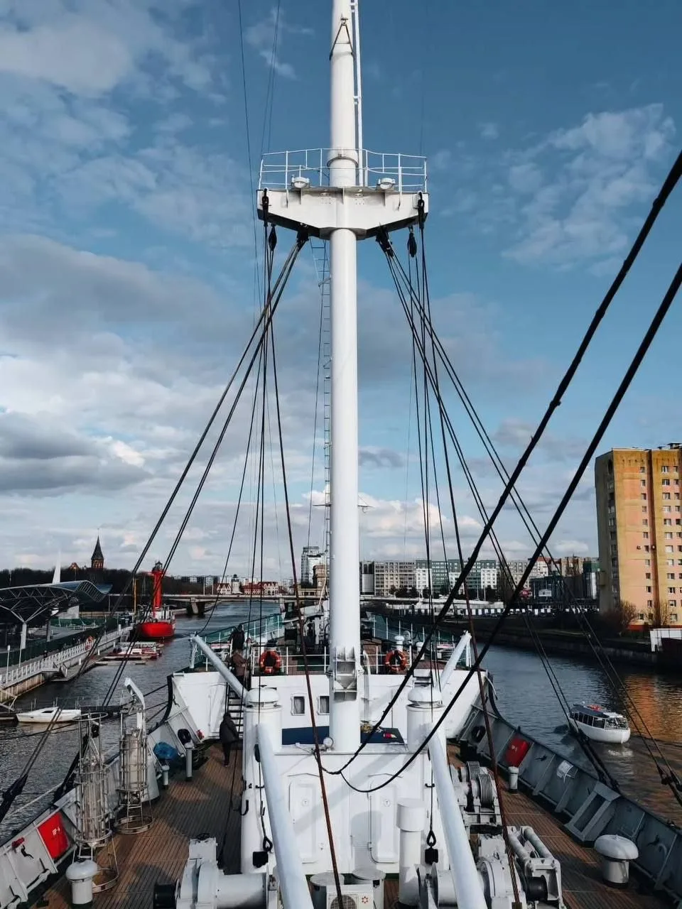 🚢 🌊 Предлагаем вам совершить прогулку по набережной Музея Мирового океана.   Вы будете в восторге от