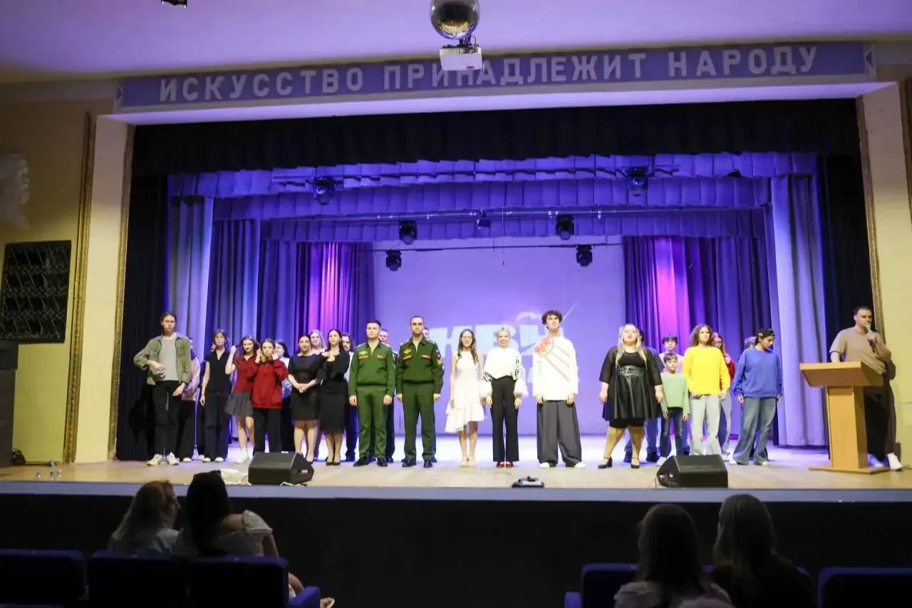 Шесть команд из Москвы и Подмосковья поборолись за выход в полуфинал Лиги КВН в Подольске  На сцене 