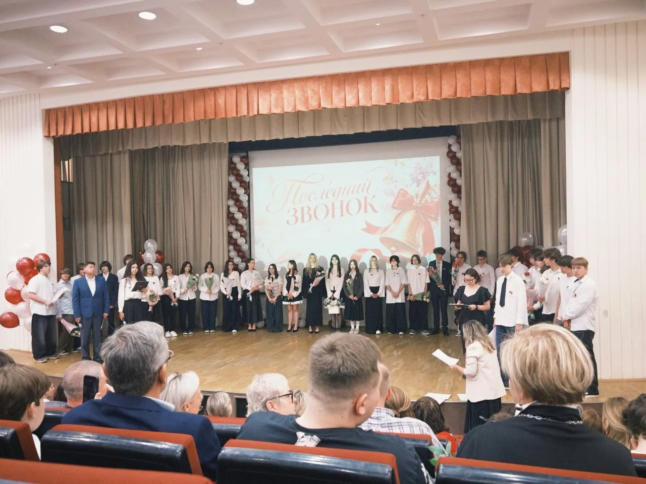 🌟🎉 Вчера в нашей школе прошли незабываемые последние звонки для 9 и 11 классов! 🎓✨

Эти моменты н