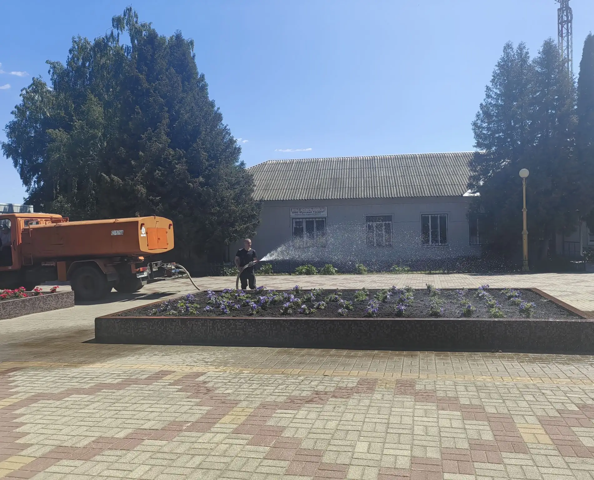 На улице жарко☀️. Значит пора поливать цветы.