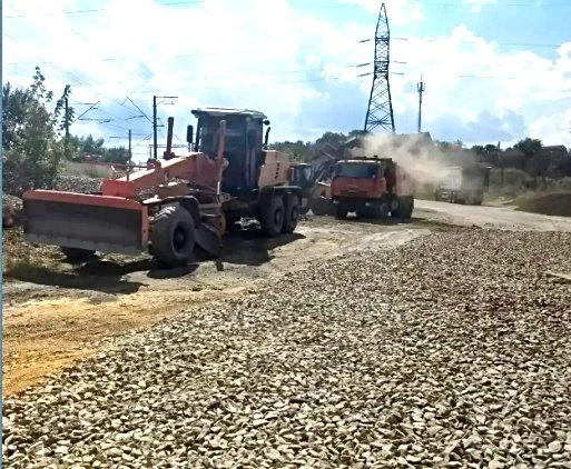 🚜В станице Мишкинской ведутся работы по приведению в нормативное состояние улицы Рабочей.