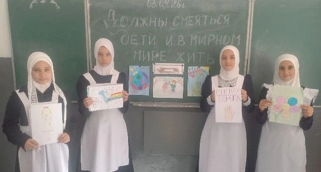 Конкурс рисунков 7" а" класс " ДОЛЖНЫ СМЕЯТЬСЯ ДЕТИ И В МИРНОМ МИРЕ ЖИТЬ "🌏