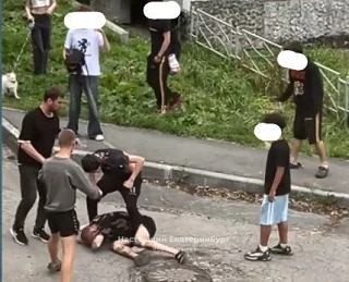 В Пятницу на Расточной 25 (Сортировка) 

Группа подростков накинулась на взрослых мужчин в нетрезвом