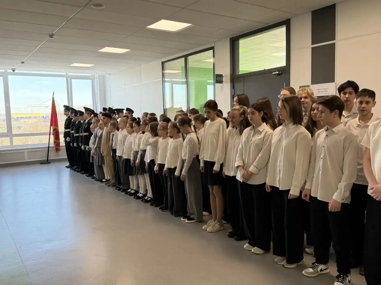 23 марта в школе прошла торжественная линейка  🇷🇺 Линейка началась с выноса флага и исполнения Госуд