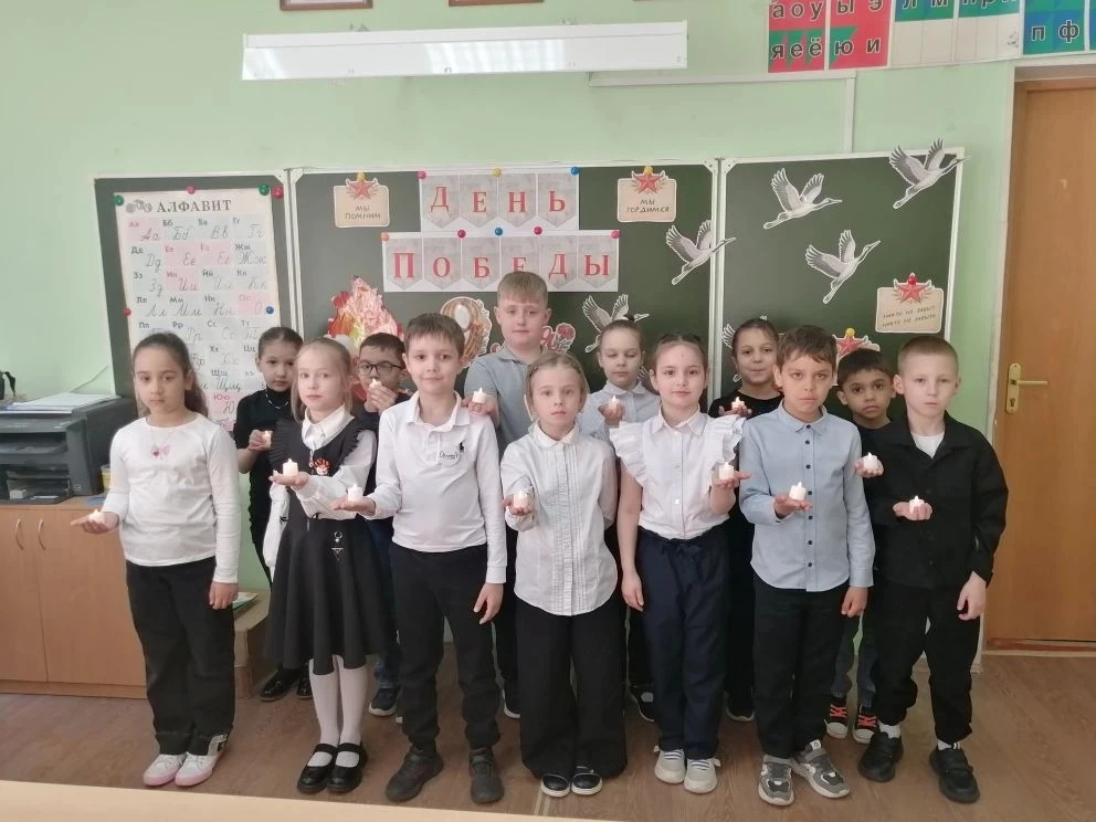 В 1"Г" классе зажглась «Свеча памяти» 🕯  8 мая в 1 "Г" классе прошёл необычный и очень важный классн