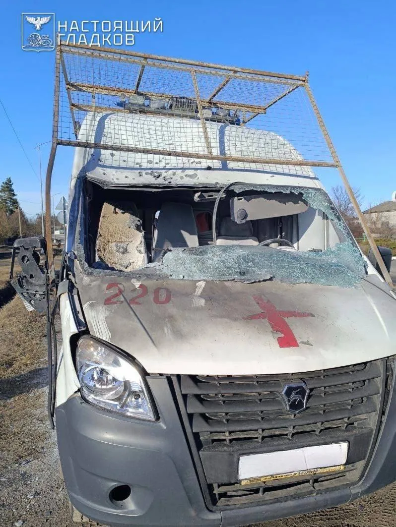 Белгородская область:  Дрон ВСУ атаковал автомобиль скорой медицинской помощи.   В селе Замостье Гра