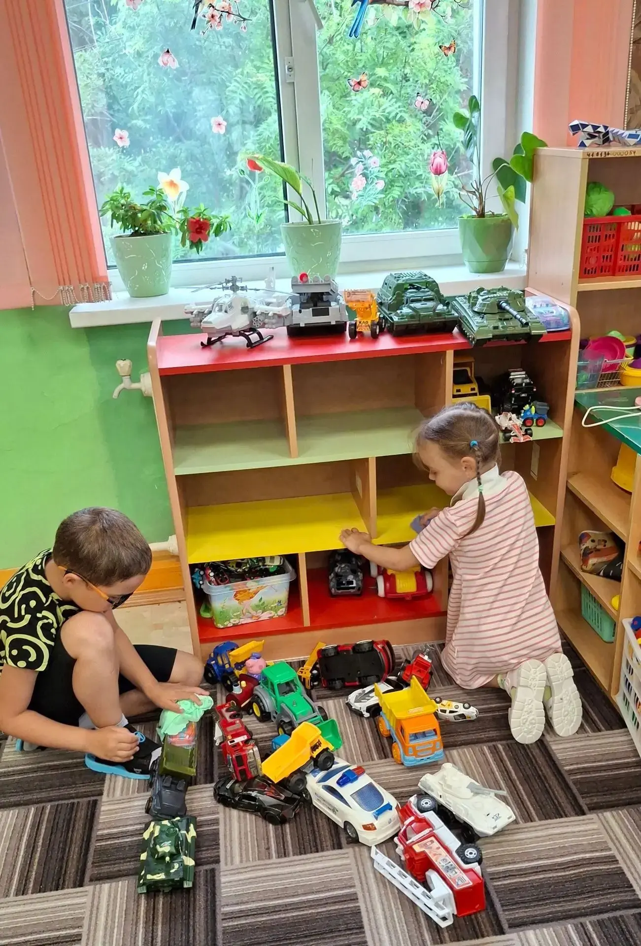 Трудовая деятельность в средней группе "Почемучки".
Цель: продолжать учить детей поддерживать порядо