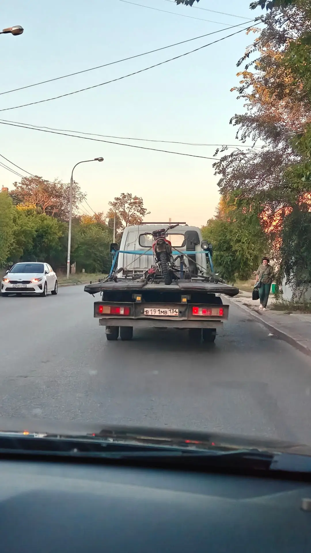 Только что с новой дороги забрали на штраф стоянку.
Может сегодня ночью поспим с открытыми окнами.