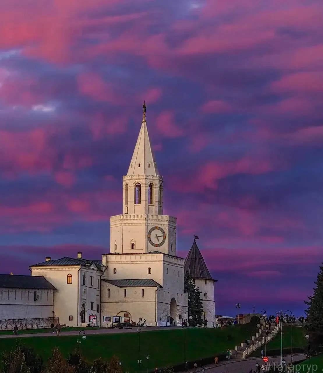😍 Необычайно красивый закат успели заснять над городом