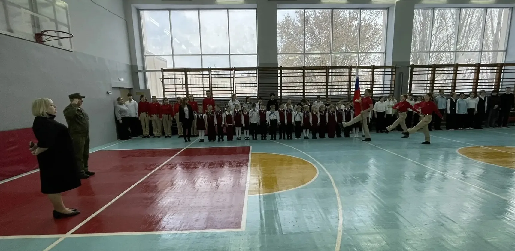 🇷🇺Утро понедельника 09.02.2026г. в школе традиционно началось с торжественной линейки, церемонии вын