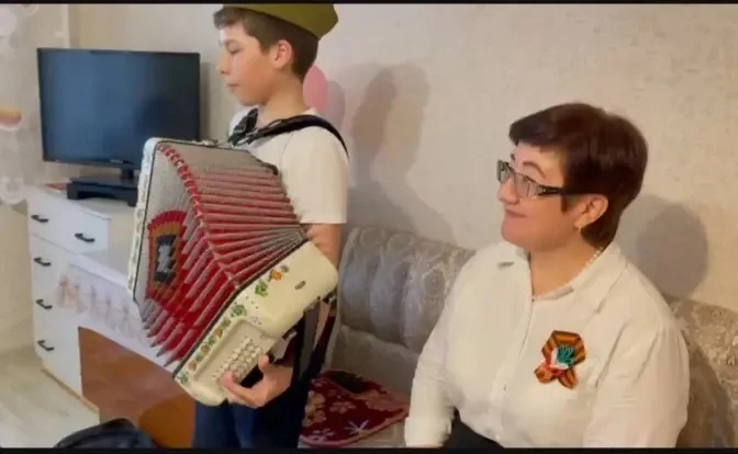 Сегодня ученики 6 «Г» класса  поздравили  Софию Нугумановну Тухватуллину, ветерана ВОВ,  с наступающ