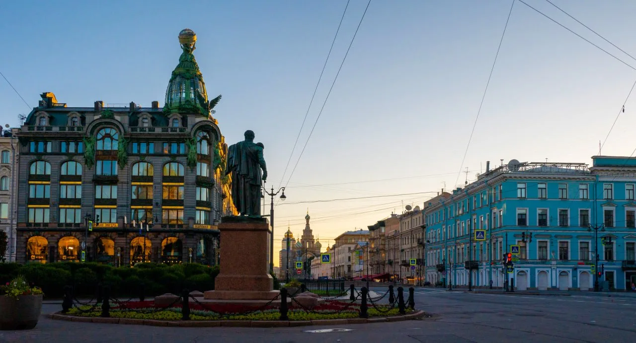 Продолжим прогулку по безлюдному городу! После Дворцовой площади я отправился к Казанск...
