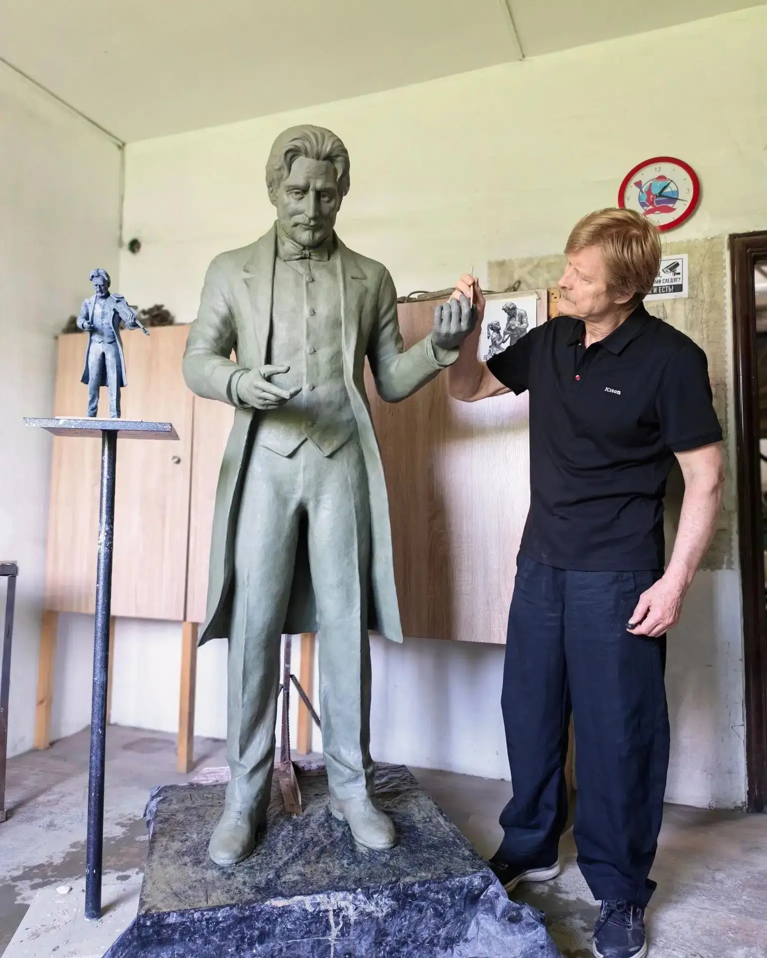 В конце сентября у здания нашего департамента появится новая скульптурная композиция «Музыка». 
Имен