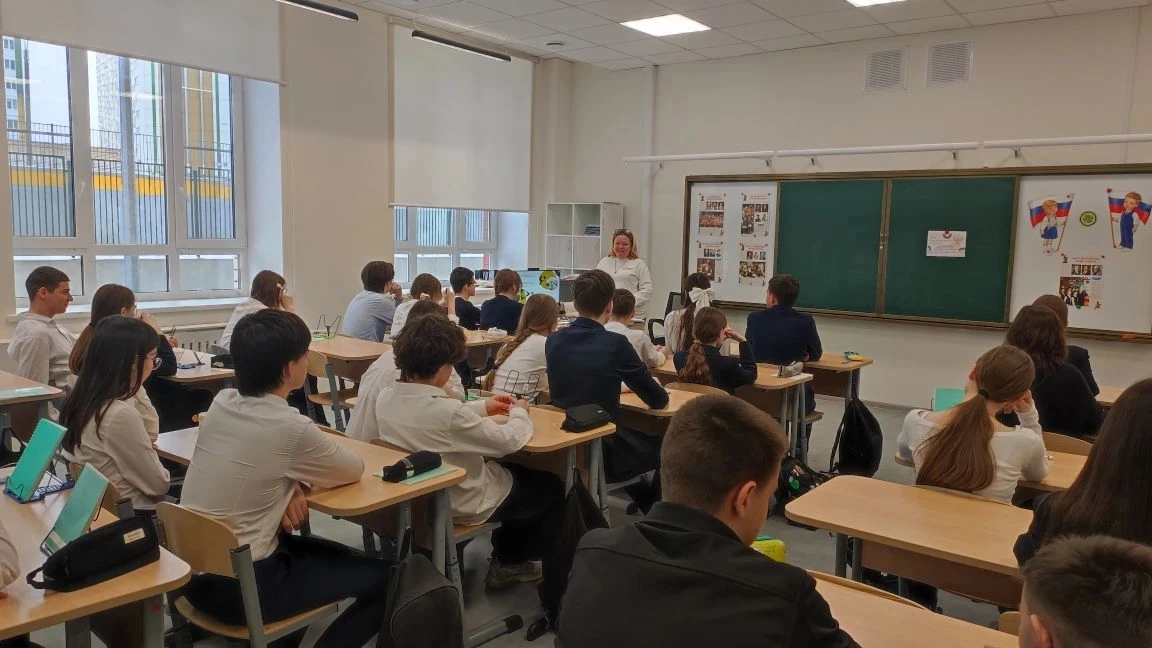 «Школьная Дума: учимся законотворчеству»  🇷🇺 В рамках Дня российского парламентаризма в нашей школе 