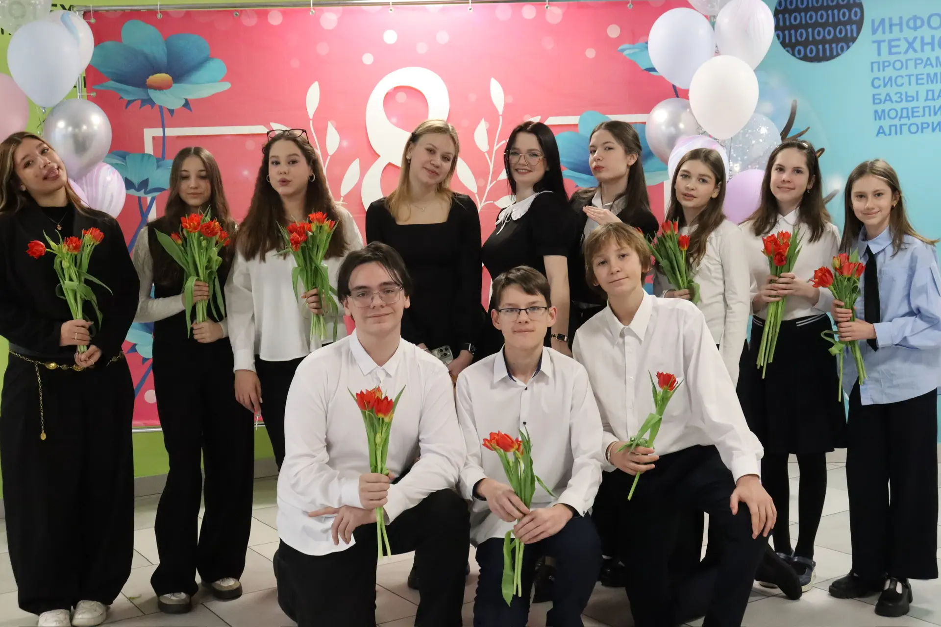 В нашей школе встретили весну цветами и тёплыми улыбками! 🌷✨  6 марта в школе царила особенная, по-н