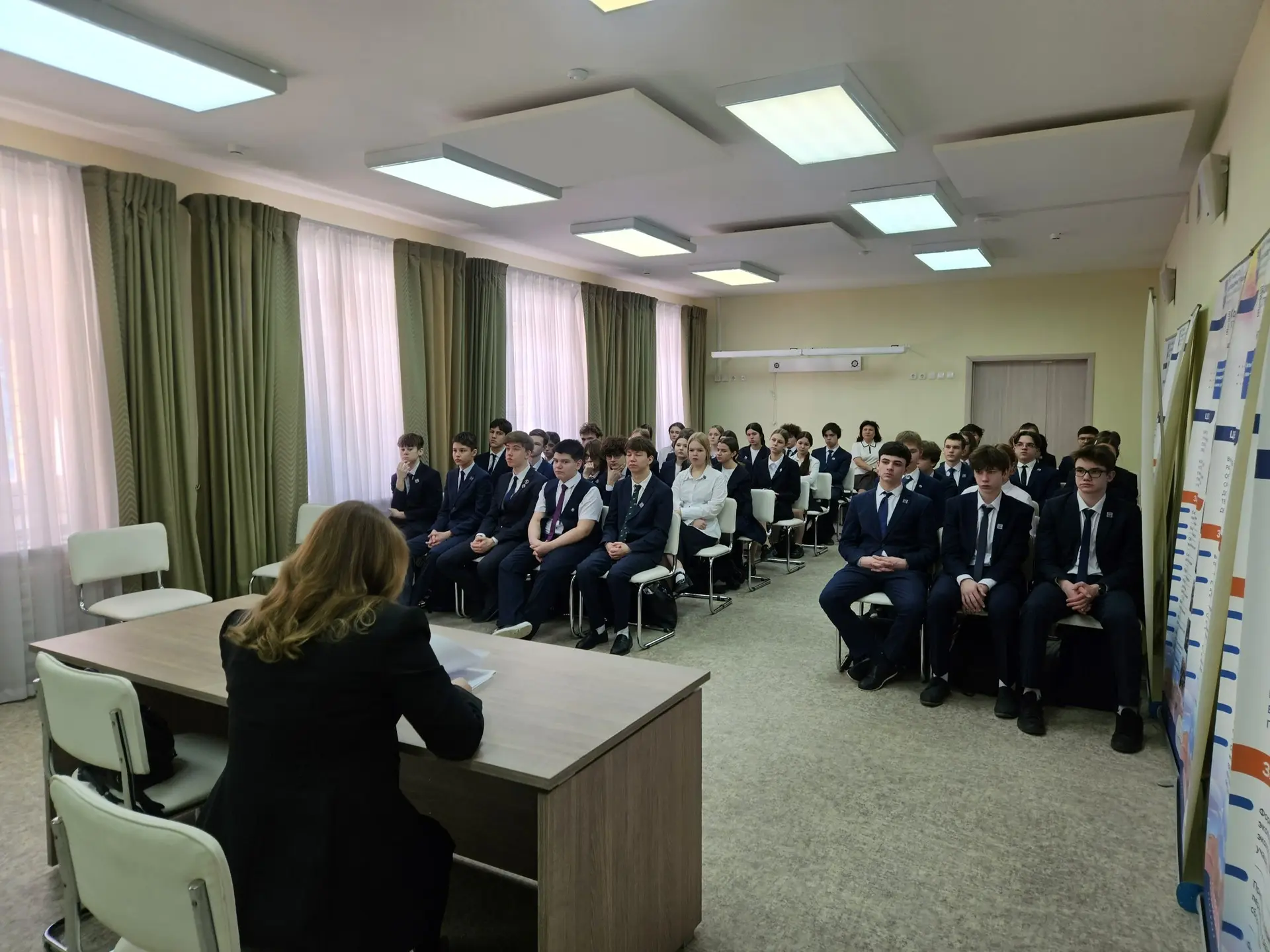 🎓 Ученики 9-ых классов Гимназии 179 приняли участие в парламентском уроке   Занятие провела депутат 
