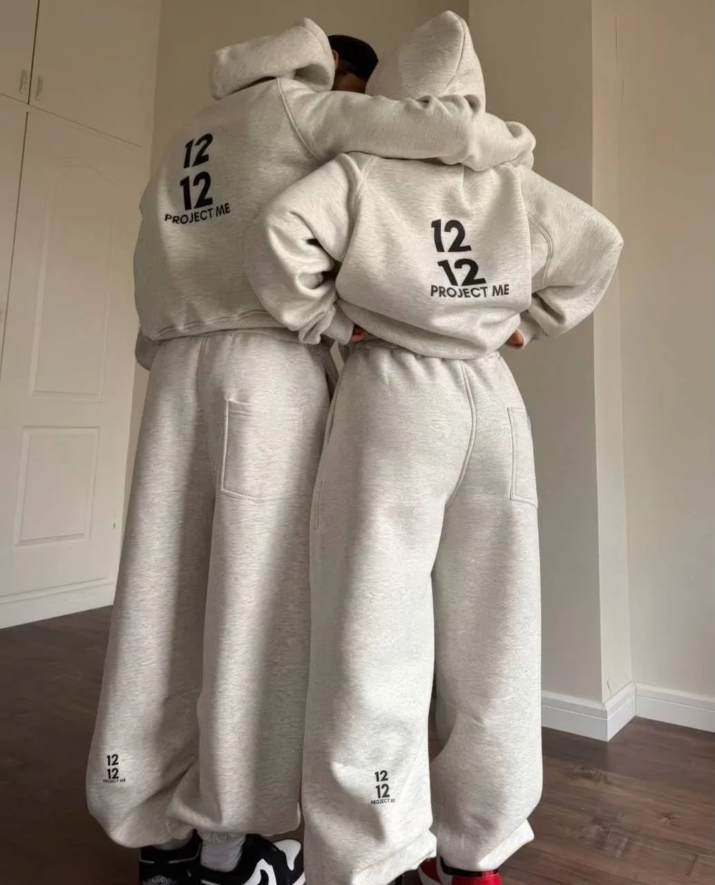 Стильные парные костюмы в современном oversize-крое — идеальный вариант для пары, друзе...