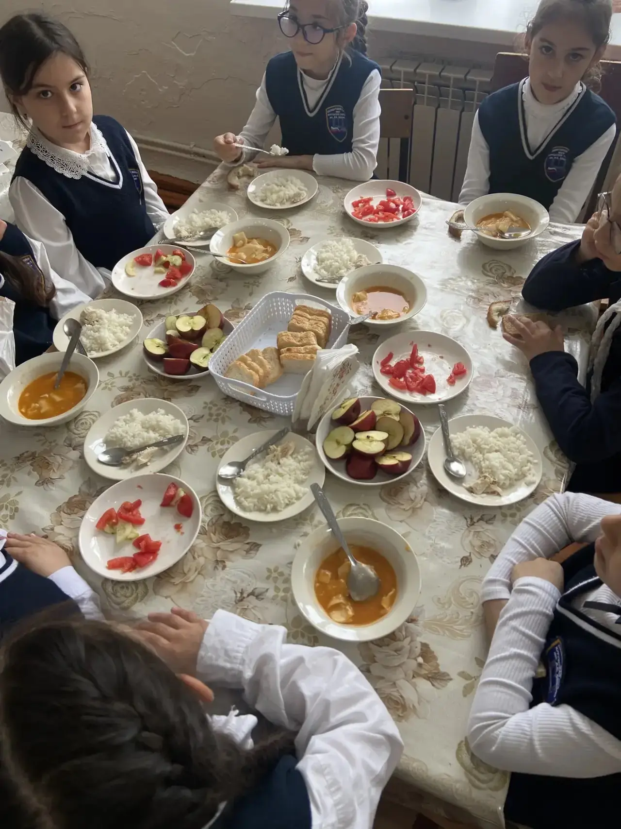 Школьный обед в школе — это регламентированный горячий приём пищи, который должен покры...