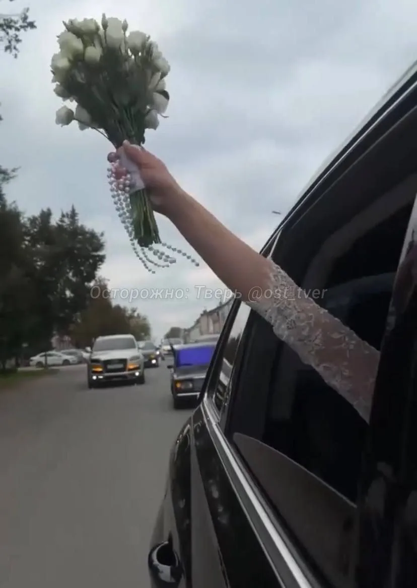 Это была типичная КАВКАЗСКАЯ СВАДЬБА с автоматом в машине и стрельбой в воздух / котору...