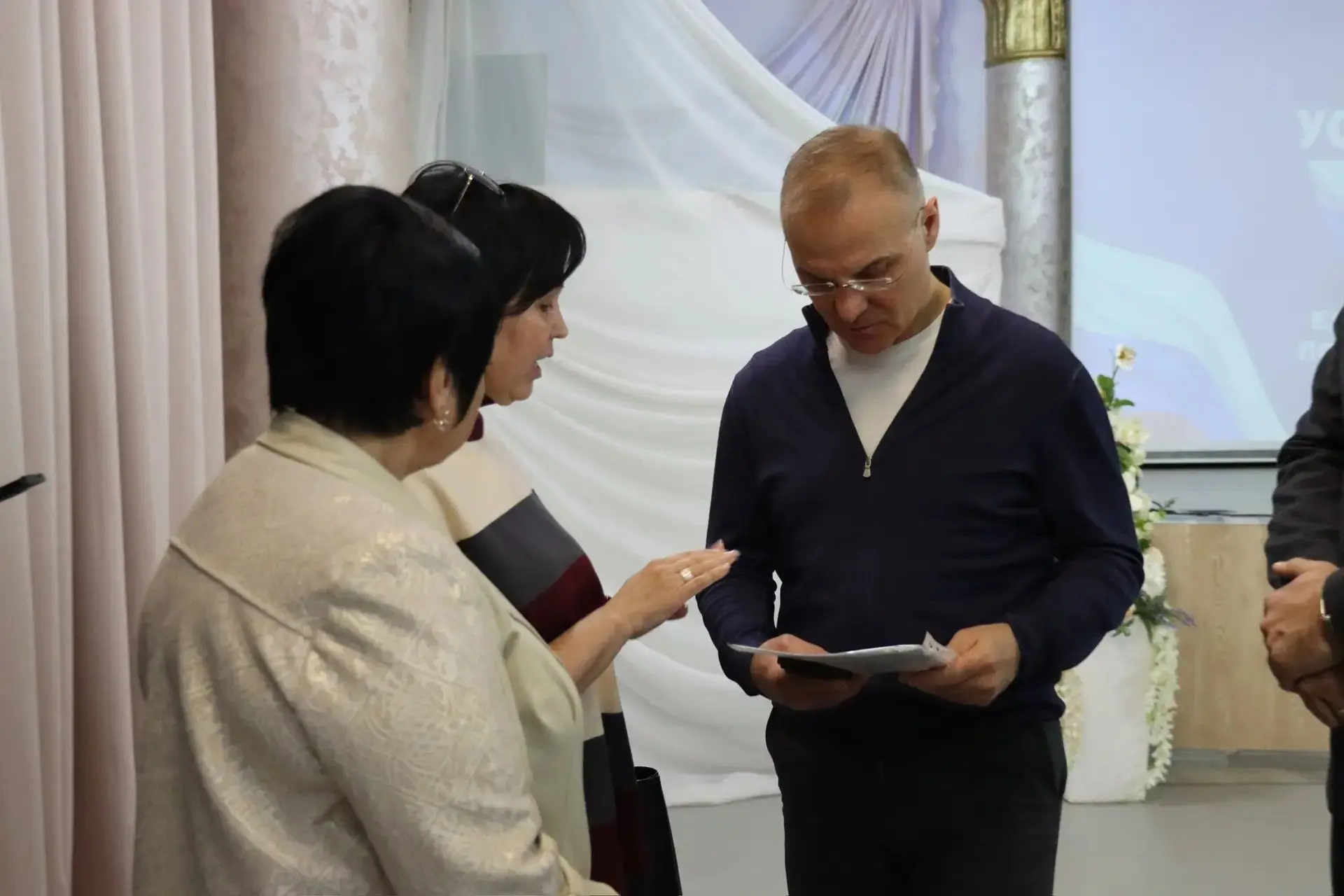 🤝Александр Коган встретился с коллективом Культурно-творческого центра: говорили о развитии округа, 