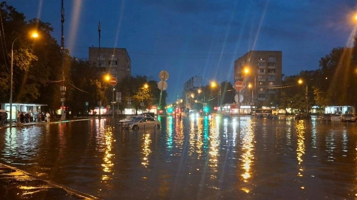 У метро «Первомайская» появилось настоящее море🌊

Не факт, что даже автобус сможет подъехать к оста
