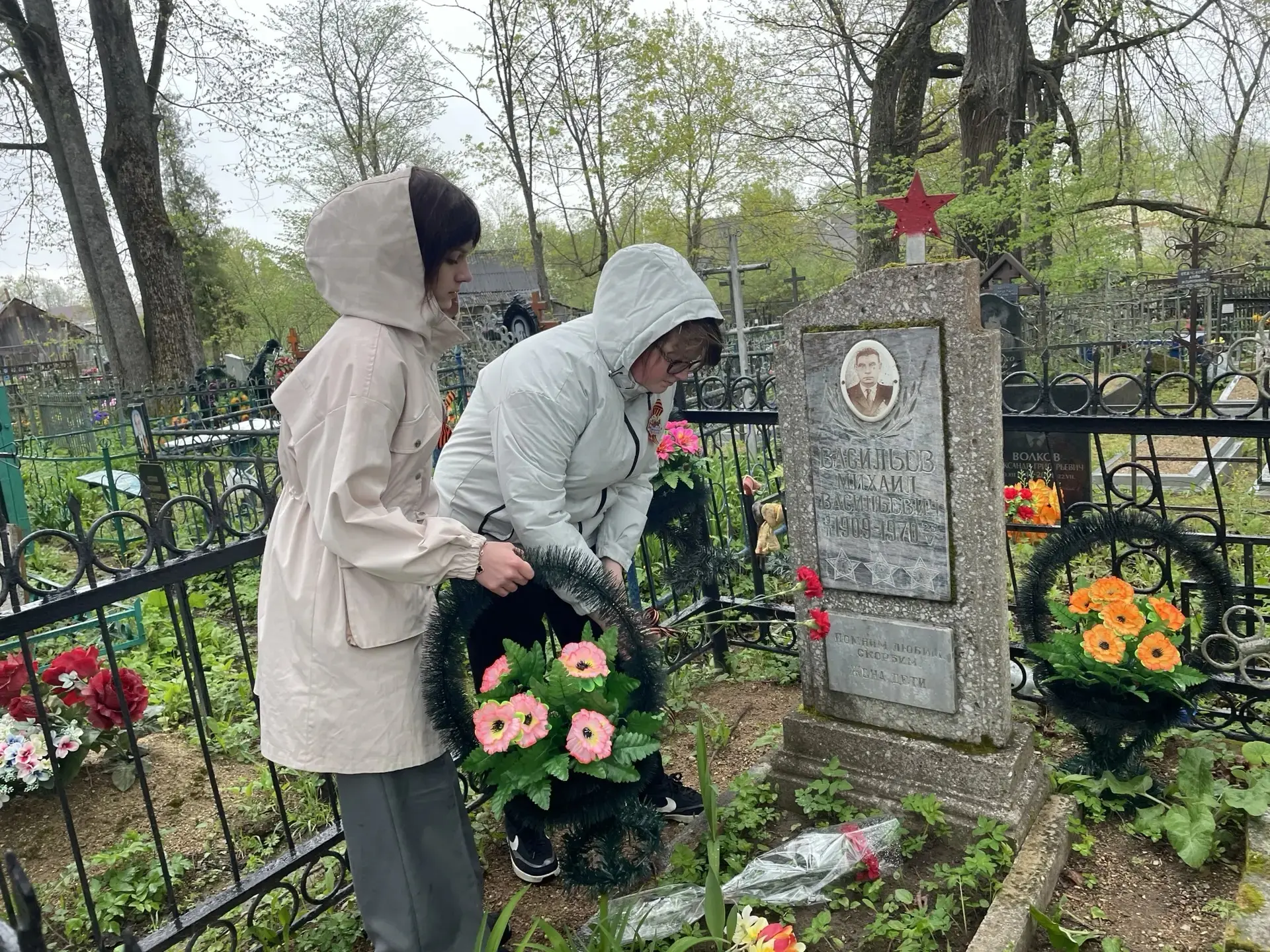 Учащиеся школы шефствуют над могилой кавалера трех орденов Славы Васильева Михаила Васи...