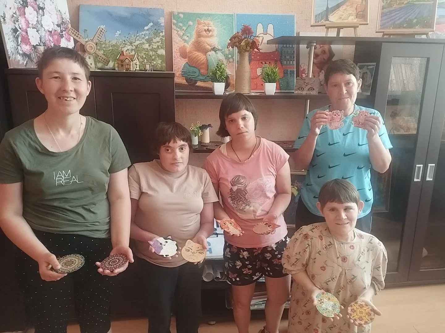 Оригинальные и симпатичные подставки под кружки и брелоки в технике кристаллическая моз...