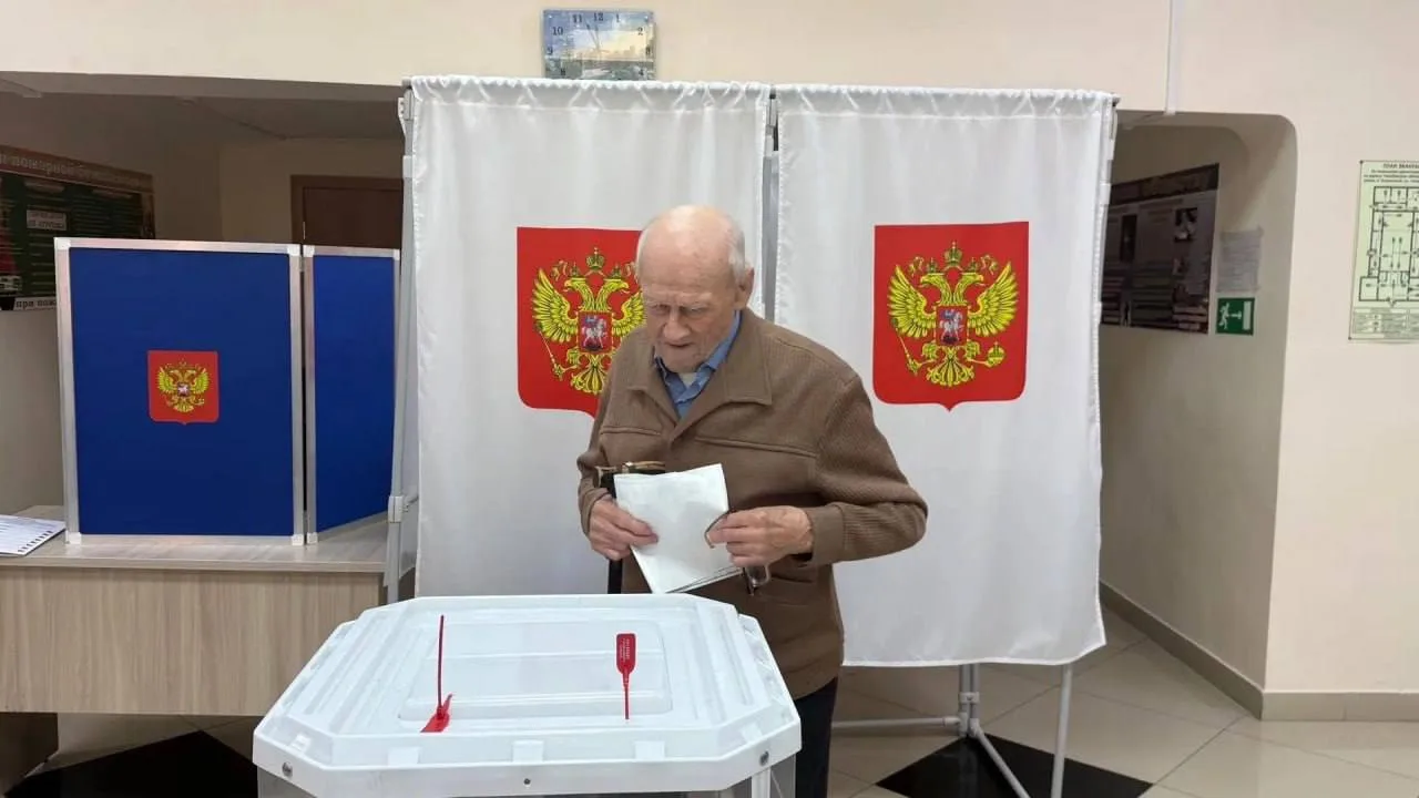 🗳 В Челябинской области на выборы лично пришёл 100-летний ветеран