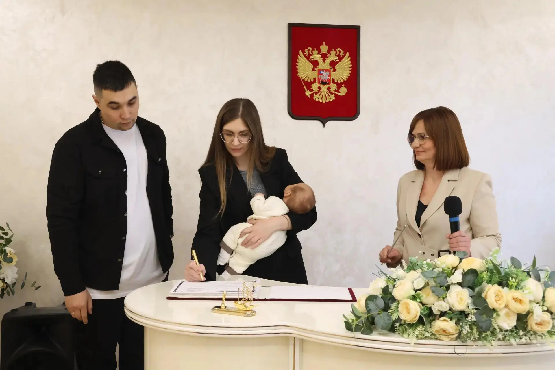 🥳 Проводить семейные торжества в Кропоткинском отделе ЗАГС стало традицией

Если раньше в торжестве