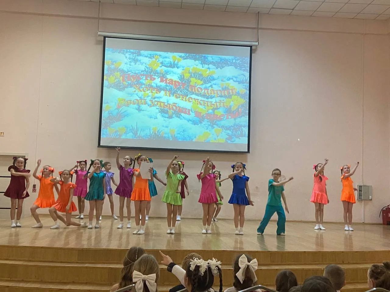 🌸Весна, цветы и море улыбок!🌸  🌷6 марта в стенах нашей школы было по-настоящему тепло и солнечно! ☀️