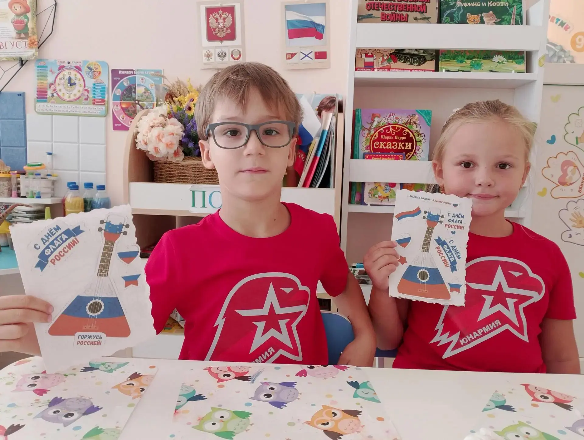 🎨 Творчество с душой: воспитанники изготовили поздравительные открытки ко Дню флага РФ...