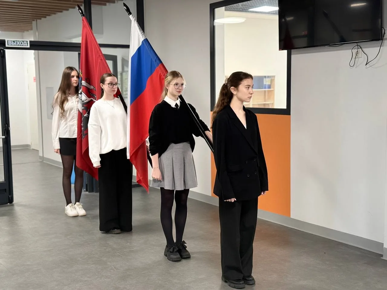 Торжественная линейка на Острове 🇷🇺  Понедельник - не повод хмуриться, а возможность красиво начать 