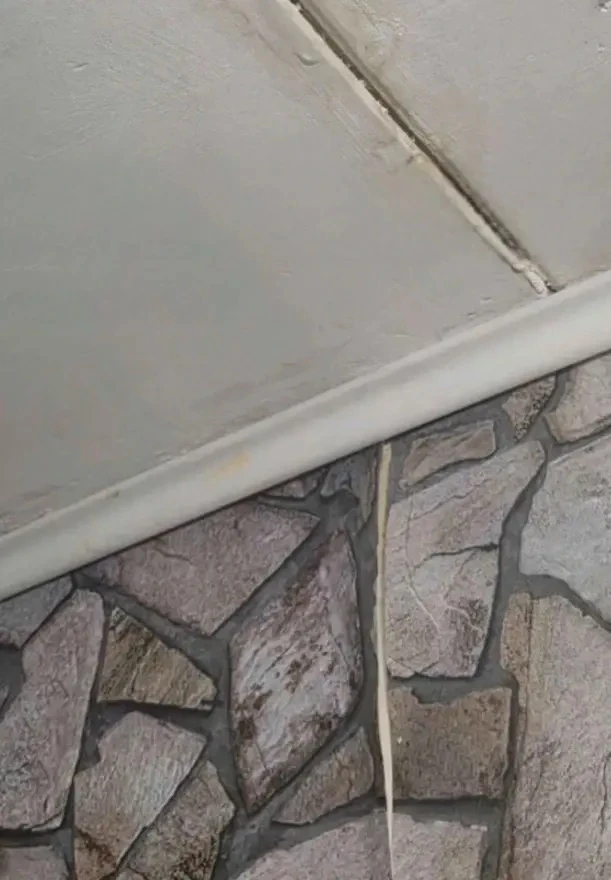 В доме 23 на Севанской улице, во время дождей и других осадков вода регулярно проникает в квартиру в
