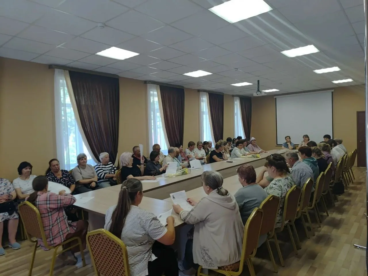 ✍️Совещание с социальными работниками: рабочие вопросы и безопасность.
 
✅В нашем комплексном центре
