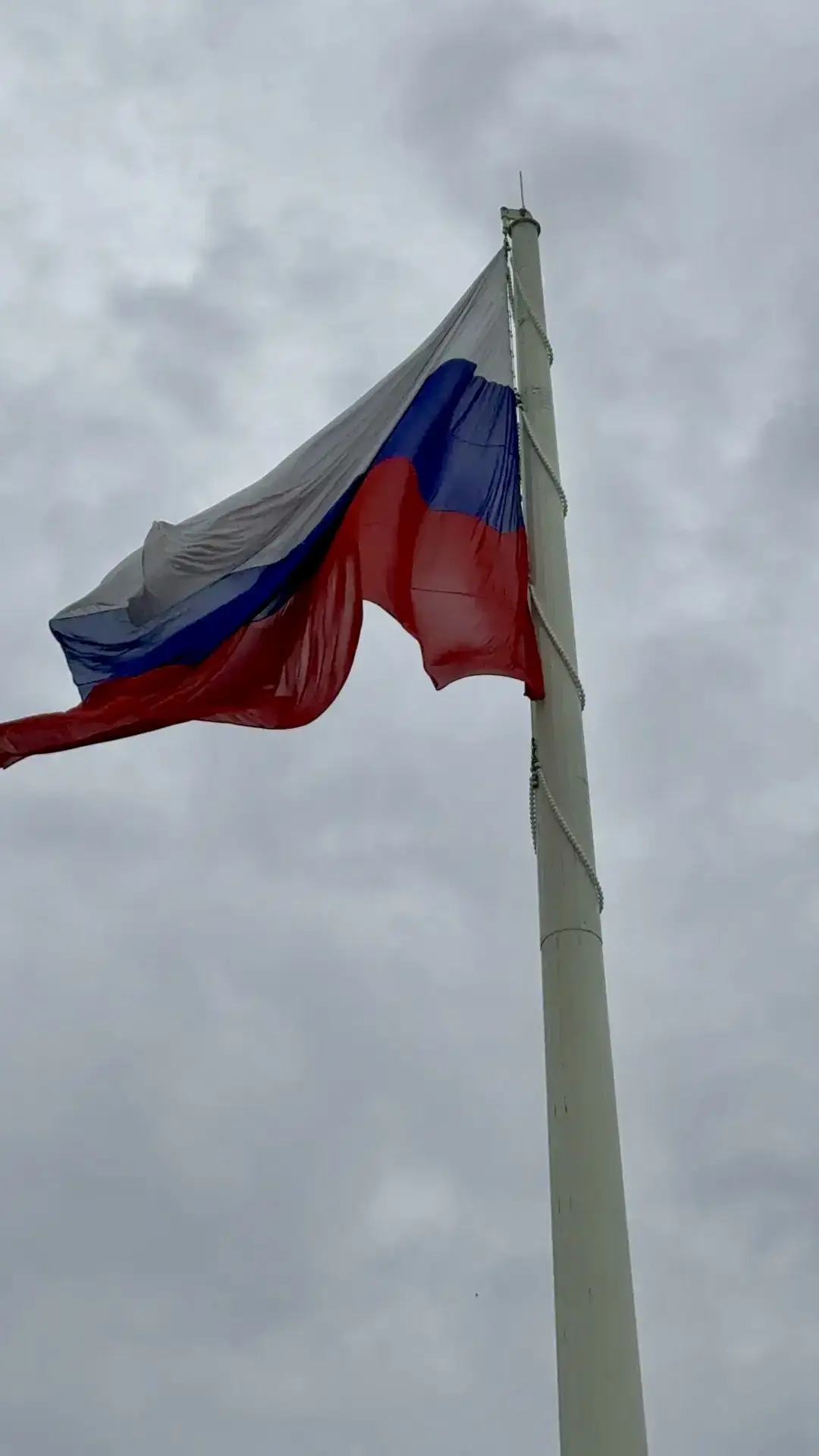 Главный символ страны поднят над площадью