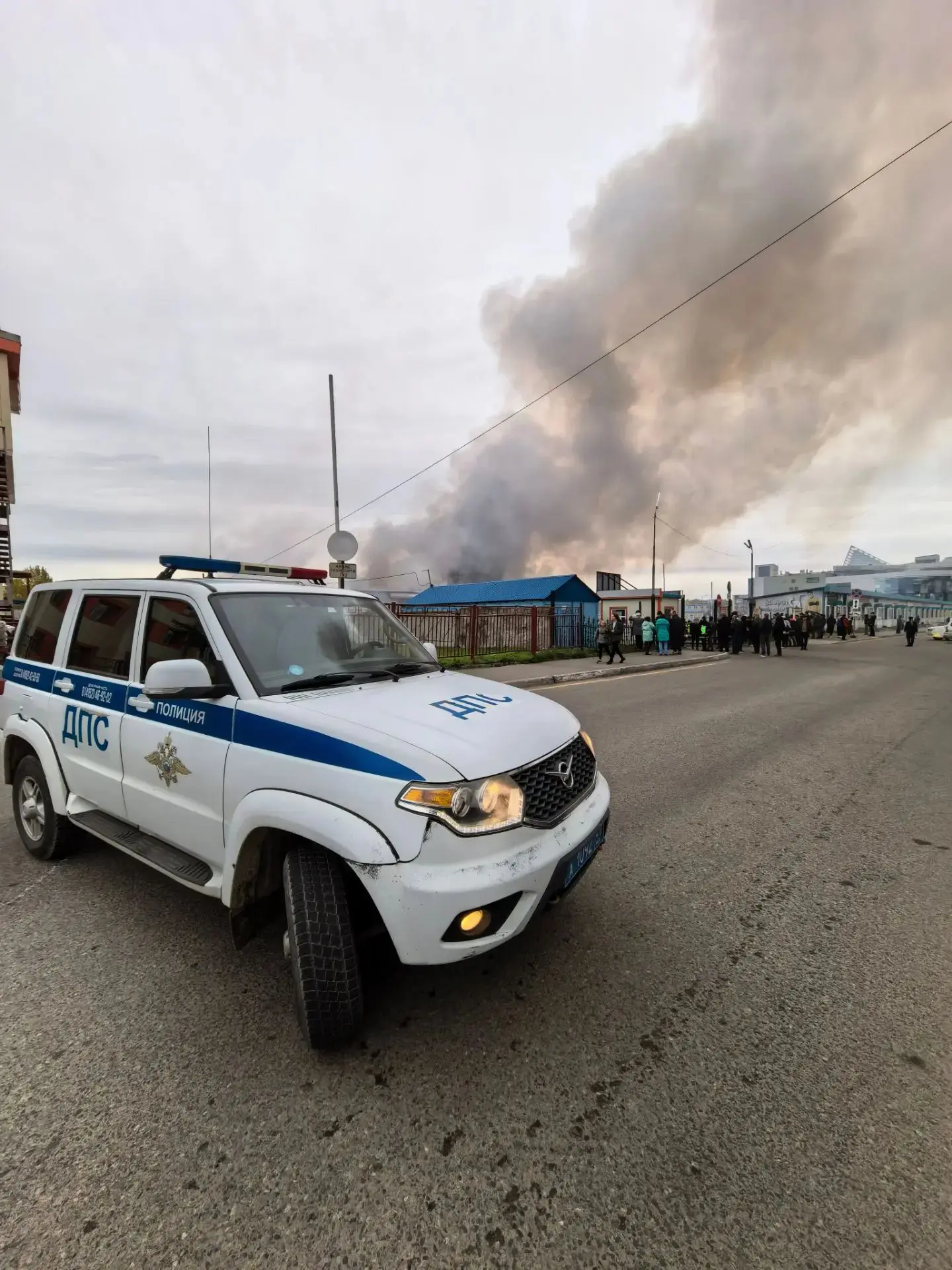 В Петропавловске-Камчатском на месте пожара полицейские обеспечивают охрану общественно...