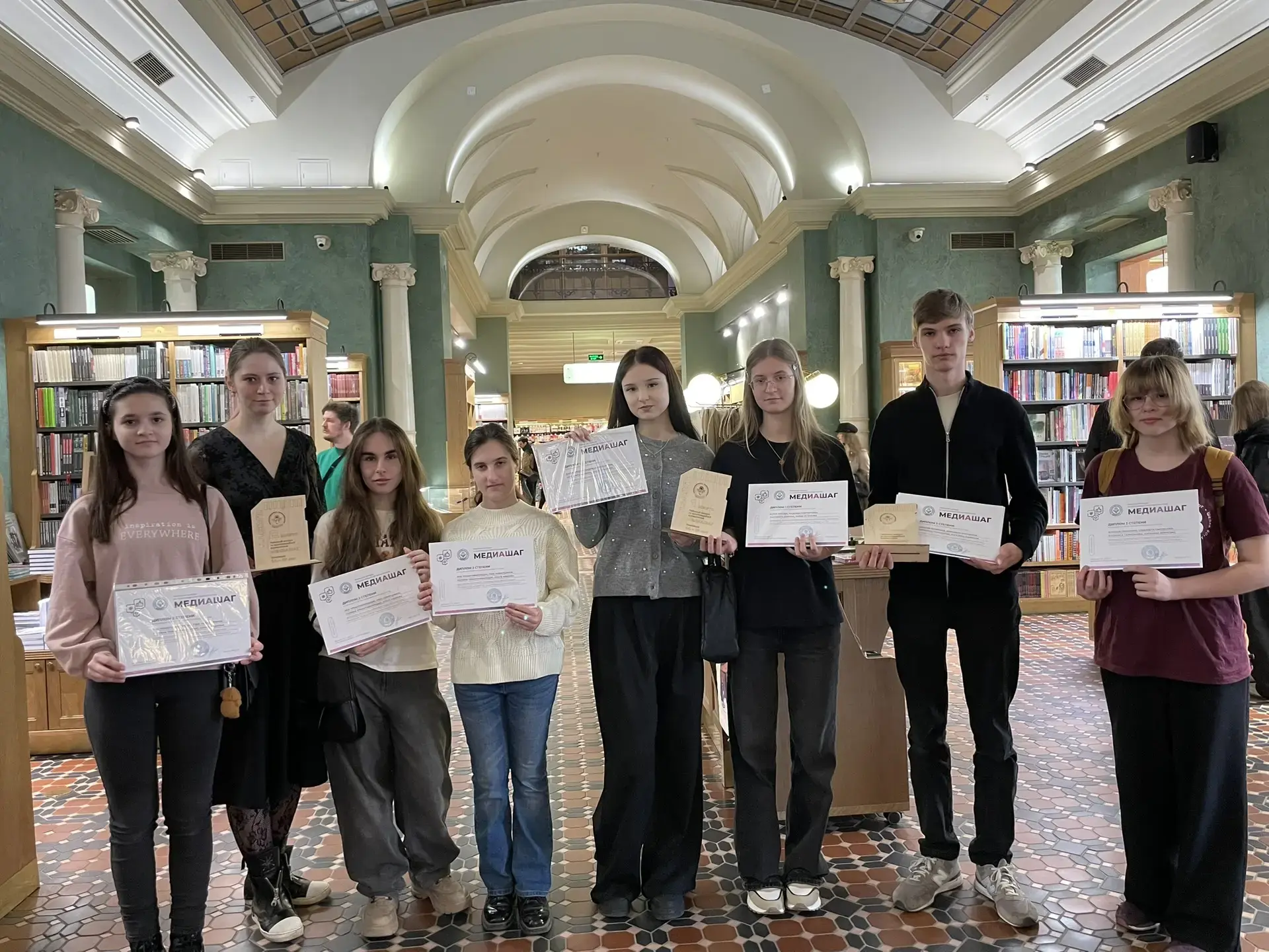 📚🏆 Экскурсия в «Дом книги»: награждение в центре литературного Петербурга