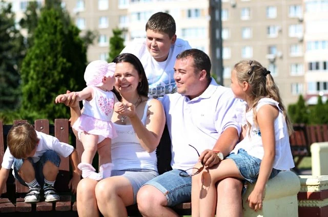 В соцрекламе обяжут показывать семьи с тремя и более детьми.