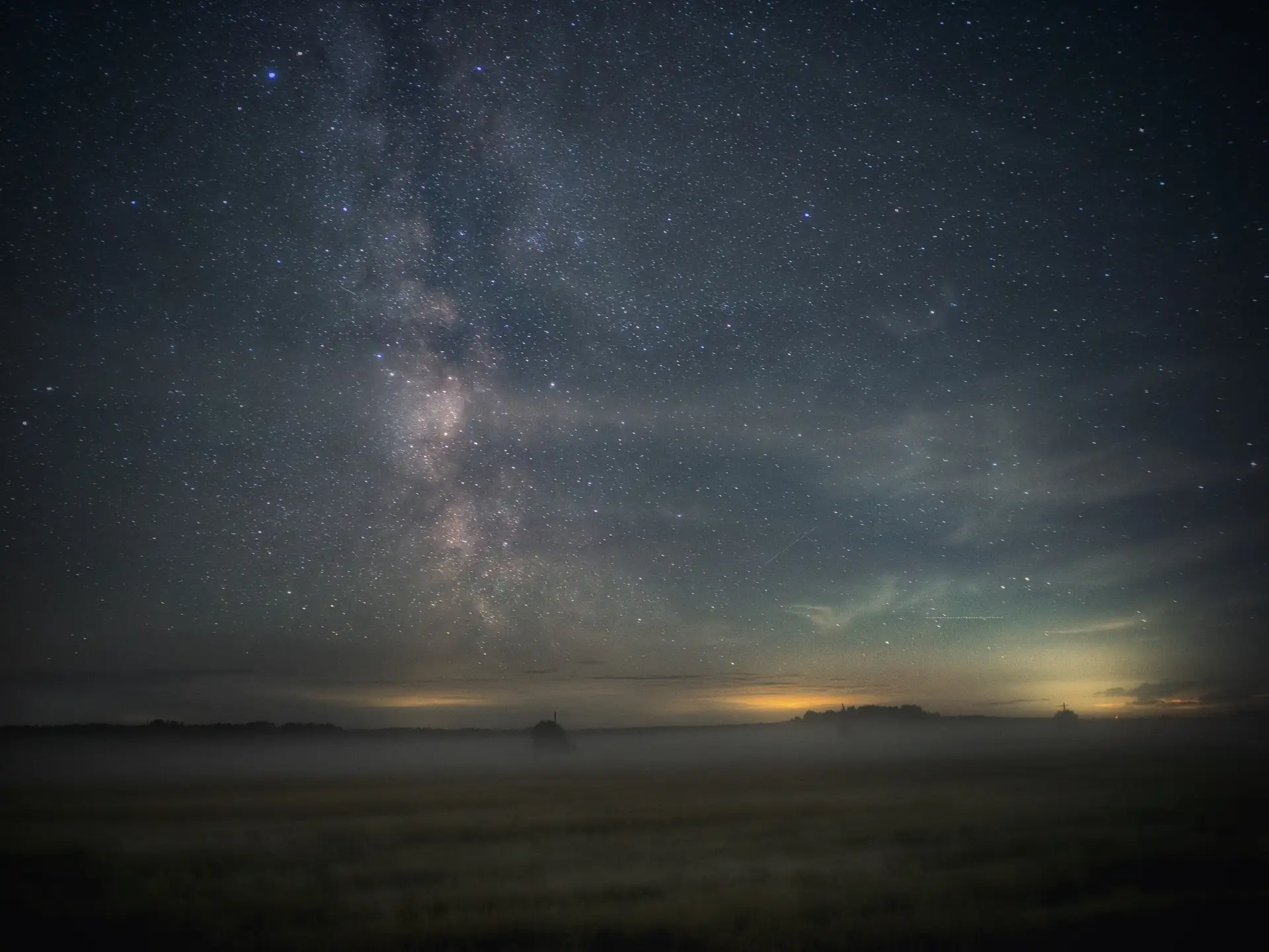 🌌 Млечный Путь столбом над полем, туман у горизонта, розовые столбы сияния с тихим зел...